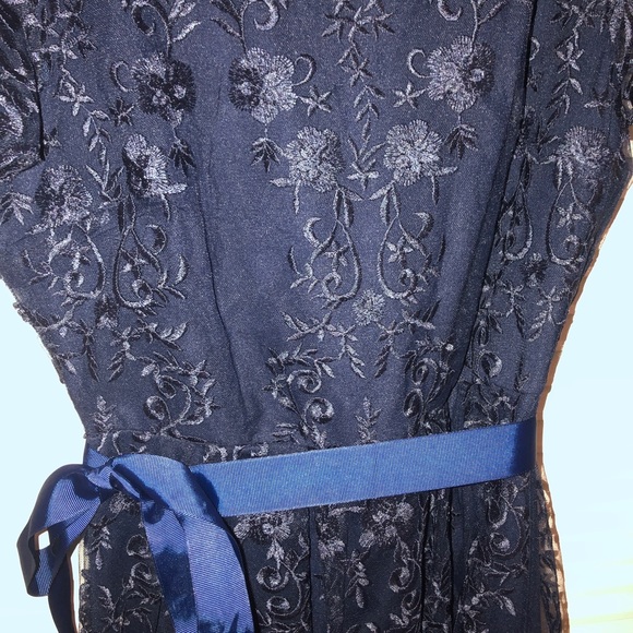 Francesca’s navy blue floral embroidered dress size medium - Picture 2 of 3